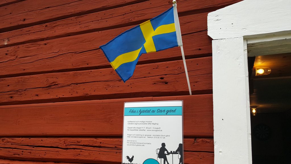 Gårdscafeet med svensk flagga